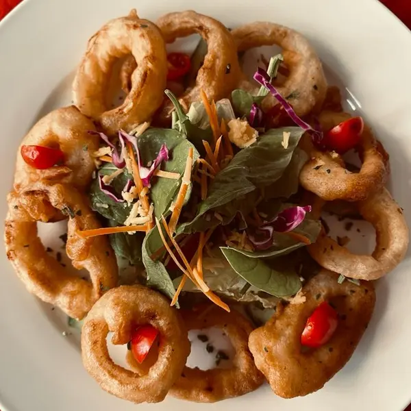 la-brasserie-restaurant - deep fried calamary salad