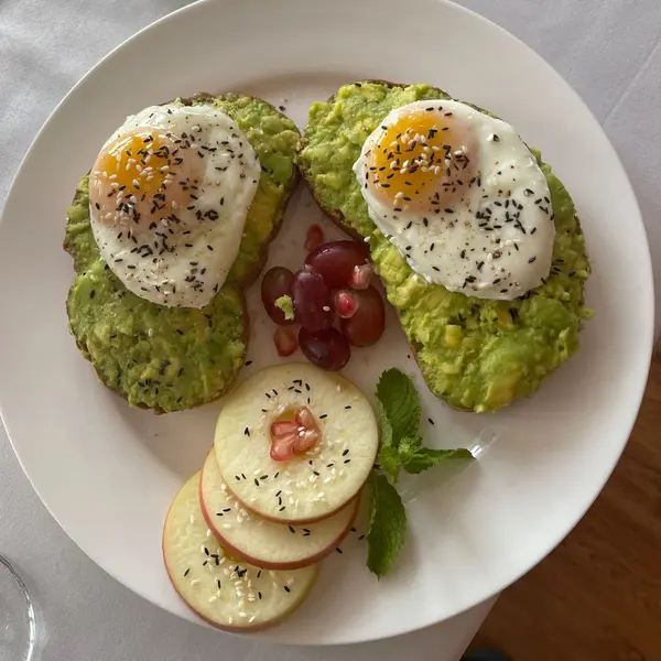 la-brasserie-restaurant - avocado toast