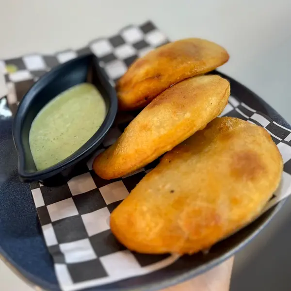 la-cancha-bistro - Empanaditas (Carne o Queso)
