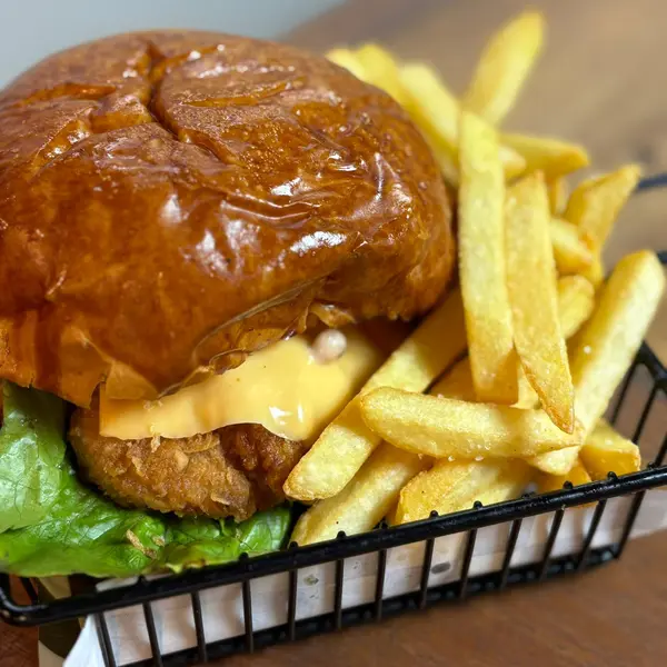 la-cancha-bistro - Chicken Burger