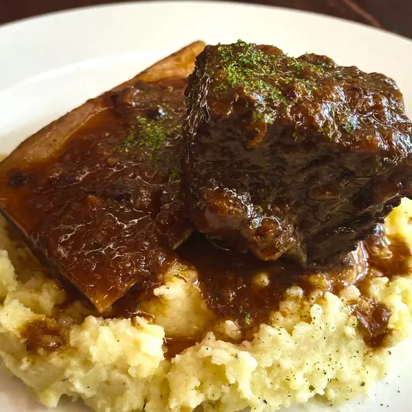 la-casa-bianca-hotel-cafe - Braised Short Ribs