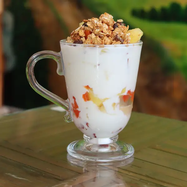 la-plaza-del-cafe-restaurant - Yogurt con frutas