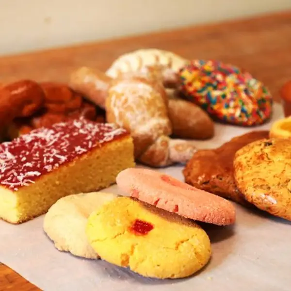 la-victoria-bakery - (25) Grande Surtido De Pan Dulce