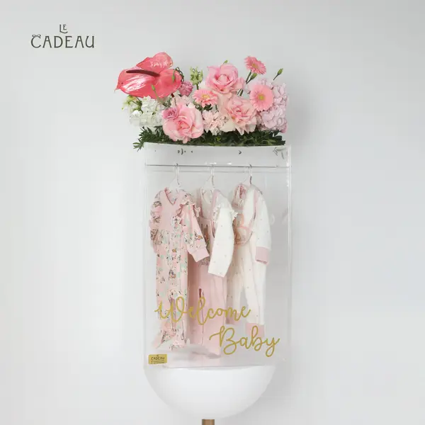 le-cadeau - New Born Gift Acrylic Box with Flowers and 5 hangers - Pink