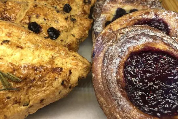 le-croissant-cafe - Scone - Cranberry walnut