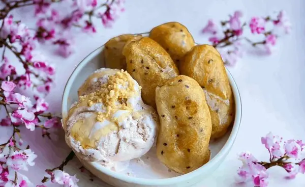 lers-ros-thai - Fried Banana with Ice Cream*