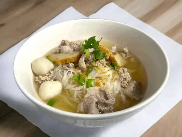 lers-ros-thai - Pork and Fish ball Noodle Soup