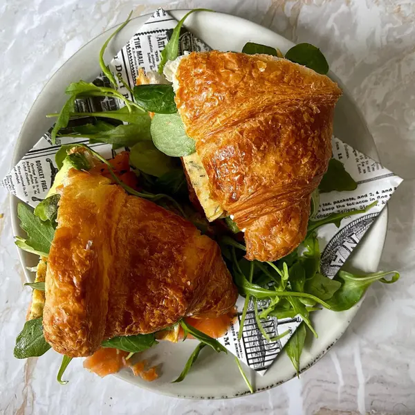 les-box-gourmandes - Avocado Salmon Croissant