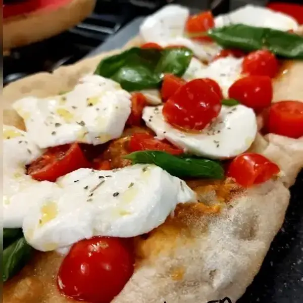locale-storico-ditalia - Pinsa caprese con mozzarella di bufala (A,B,DE,F,)