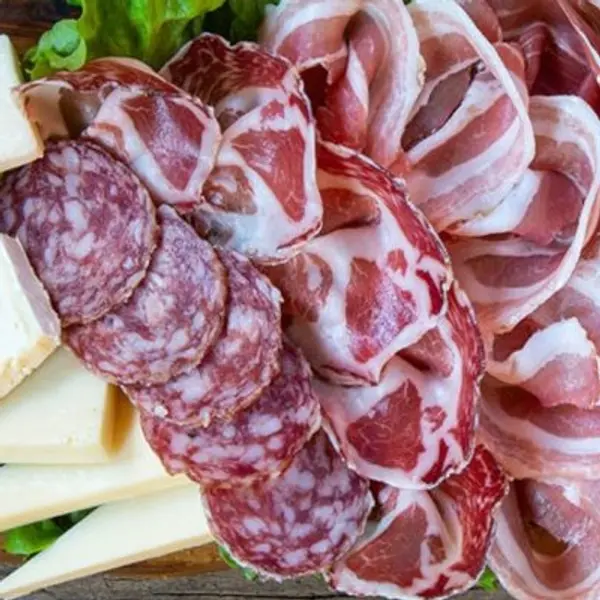 locale-storico-ditalia - Bouquet di salumi locali e vari pecorini di Pienza serviti con composte fruttate (D,E)