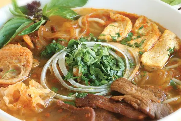 loving-hut - Bun Hue Spicy Noodle Soup - N4