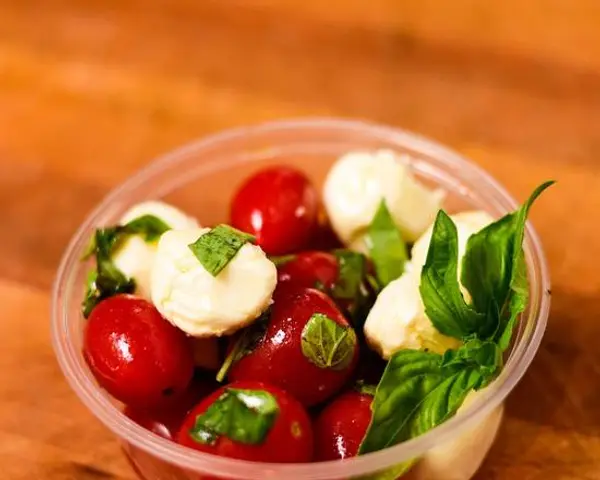 lucca-delicatessen - Caprese Salad