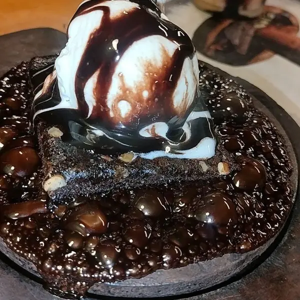 luxury-cafe - brownie with ice cream