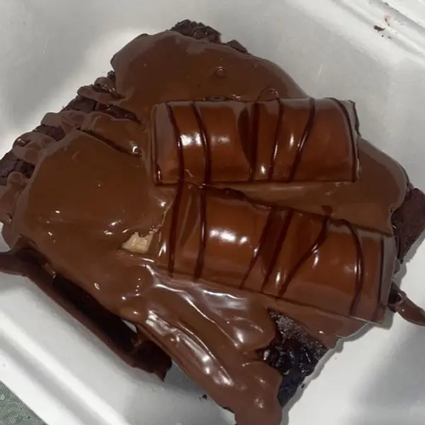luxury-cafe - Kit Kat brownie