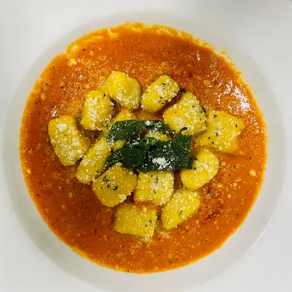 maccheroni-republic - Gnocchi di zucca, pomodoro, salsa al burro e salvia.