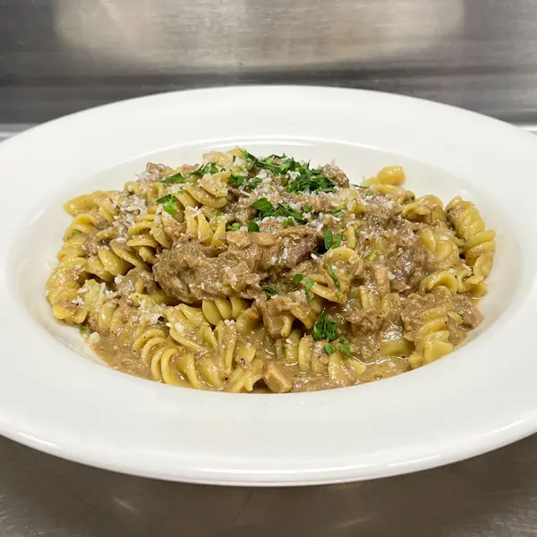 maccheroni-republic - Fusilli con spalla di maiale al forno, salsa ai funghi