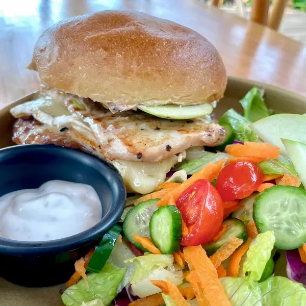 maika-sayulita - Sandwich de Pollo Brie Fundido