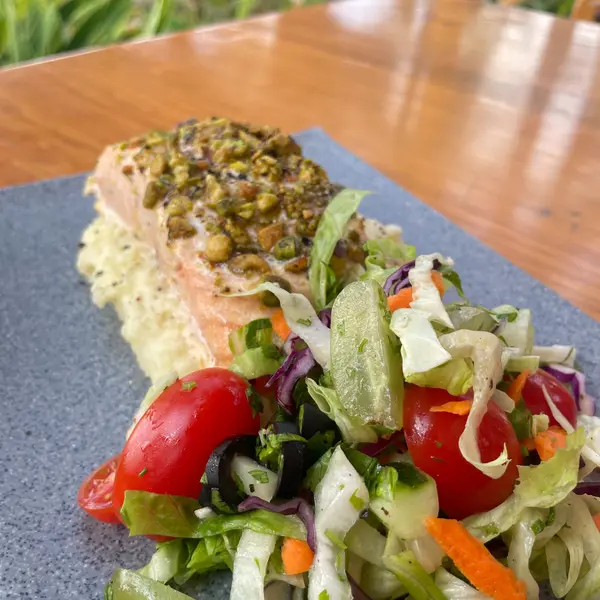 maika-sayulita - Salmón con costra de pistacho