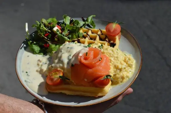 marceau-cafe-charenton - Gaufres au saumon et œufs brouillés