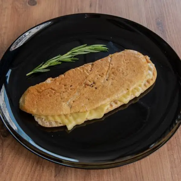 mavi-masa-balik-restaurant-cafe-bar - KASARLI TOST (cheese toast)