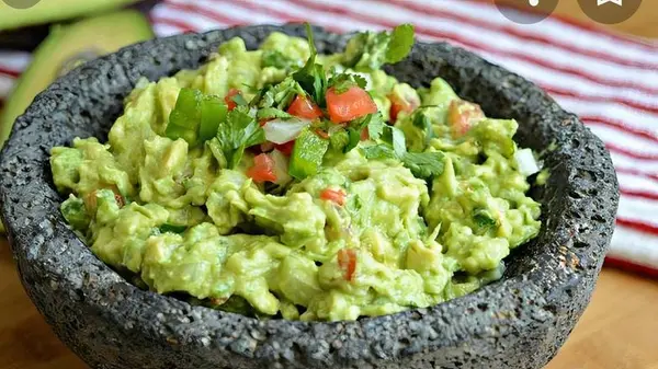 mi-yucatan - side  guacamole and chips