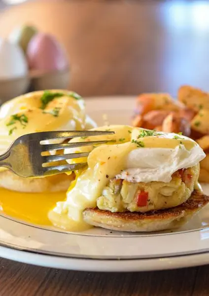 mimis-cafe - Crab Cake Benedict