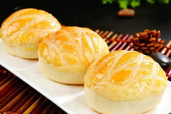 ming-dynasty - Baked Egg Custard Buns 菠萝奶黄包