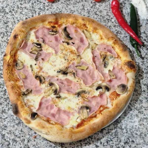 mona-pizza-food - Pizza Prosciutto Funghi