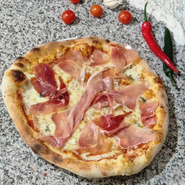 mona-pizza-food - Pizza Quattro Fromaggi e Crudo