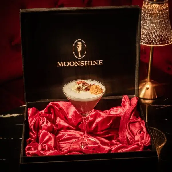 moonshine-restaurant-lounge-jazz-bar - Floral Silk