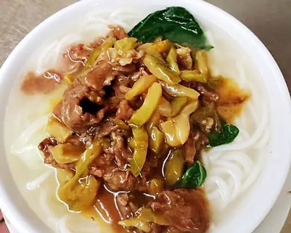 new-regent-cafe -  Beef w/ Preserved Vegetable Rice Noodle Soup 榨菜牛肉湯粉