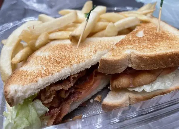 new-regent-cafe - B.L.T Sandwich 生菜番茄煙肉三文治·薯条