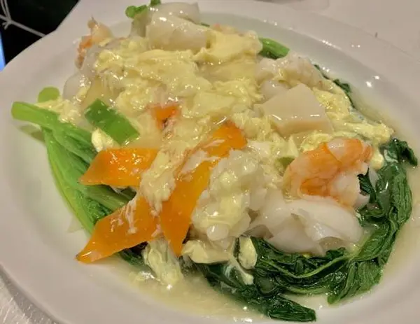 new-regent-cafe - Seafood Chow Fun w/ Egg 湿炒滑蛋海鲜河粉