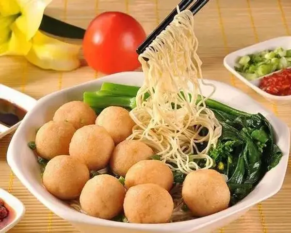 noodle-stop - B13 Fish Ball Noodle Soup 魚蛋湯麵(served with vegetable)