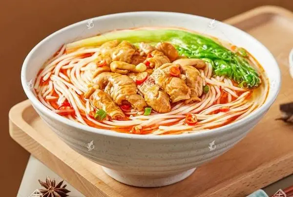 noodle-stop - B22 Spicy Pig Intestine Flat Rice Noodle Soup 香辣肥肠汤河粉