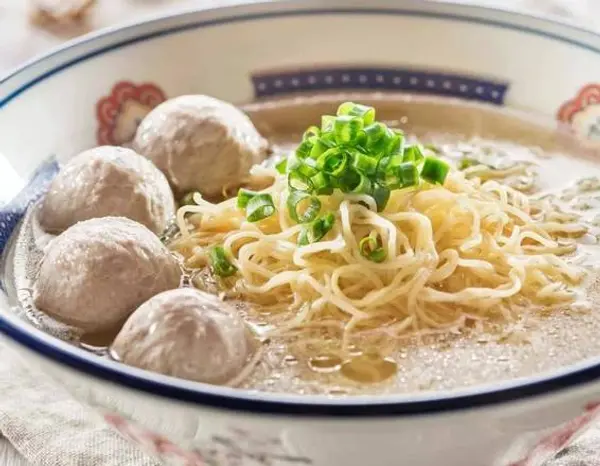 noodle-stop - B12 Beef Ball Noodle Soup 牛丸湯麵 (served with vegetable)