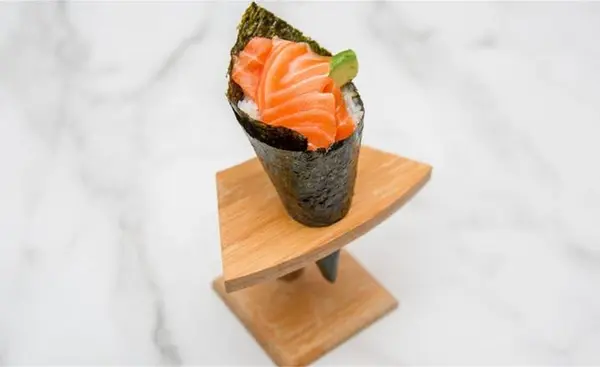 oishii-mika-sushi - Salmon Hand Roll