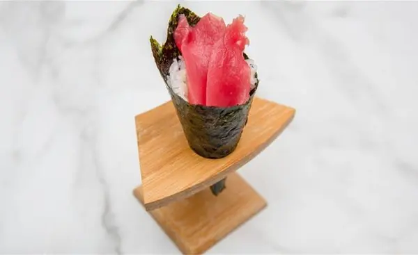 oishii-mika-sushi - Tuna Hand Roll