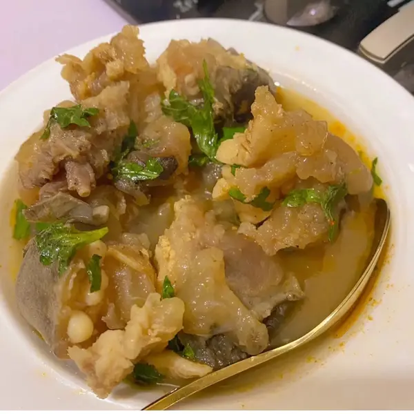 olori-african-cuisine - SOPA DE PIMIENTA CON PATAS DE VACA