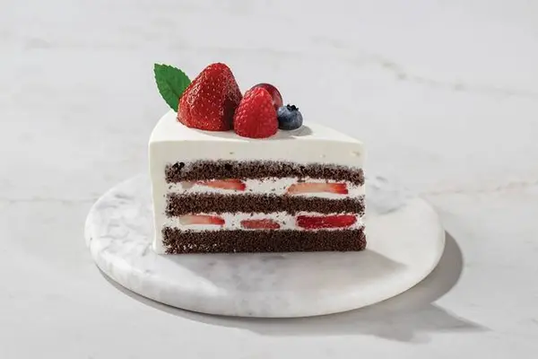 paris-baguette - Chocolate Strawberry Cake Slice