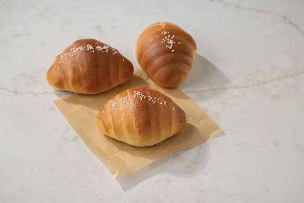 paris-baguette - Salted Butter Twist Roll