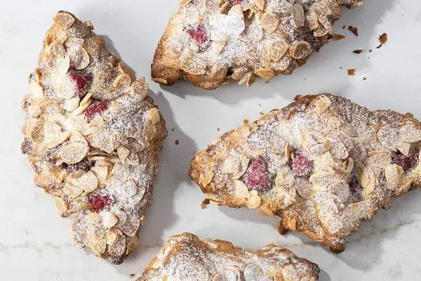 paris-baguette - Raspberry Almond Croissant