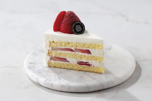 paris-baguette - Strawberry Soft Cream Cake Slice