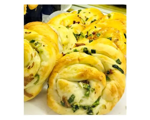 pineapple-king-bakery - Onion Ham Bun with Scallion 葱油火腿卷