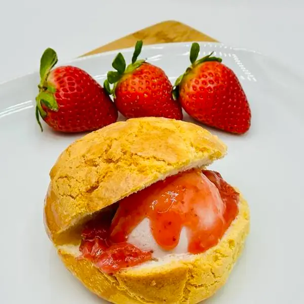 pineapple-king-bakery - Strawberry Mousse Pineapple Bun 草莓慕絲菠蘿包