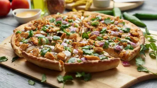 pizza-twist - Plant-Based Tikka Masala Chicken Pizza Twist