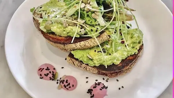 poa-cafe - Avocado Toast