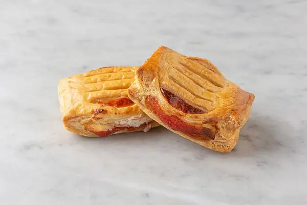 portos-bakery-cafe - Refugiado (Guava and Cheese Strudel)