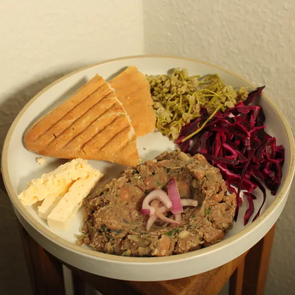 praktika - Bean Salad with Jonjoli, Pickled Cabbage, Shoti and Cheese/ლობიოს სალათა ჯონჯოლით, კომბოსტოს მწნილით, შოთით და ყველით Ⓥ