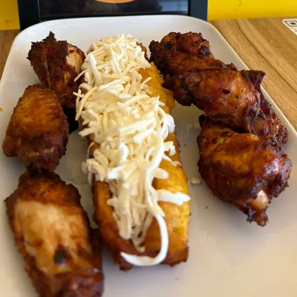 puerto-arepa - Plátano frito con alitas